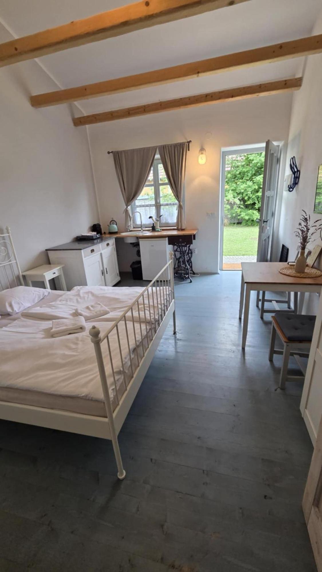 La Bobul Apartments Drnholec Eksteriør billede