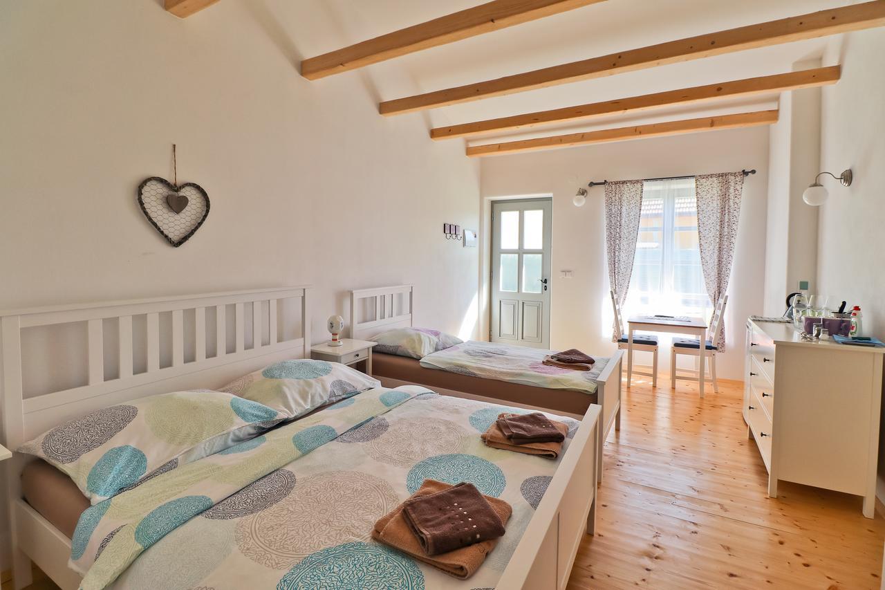 La Bobul Apartments Drnholec Eksteriør billede