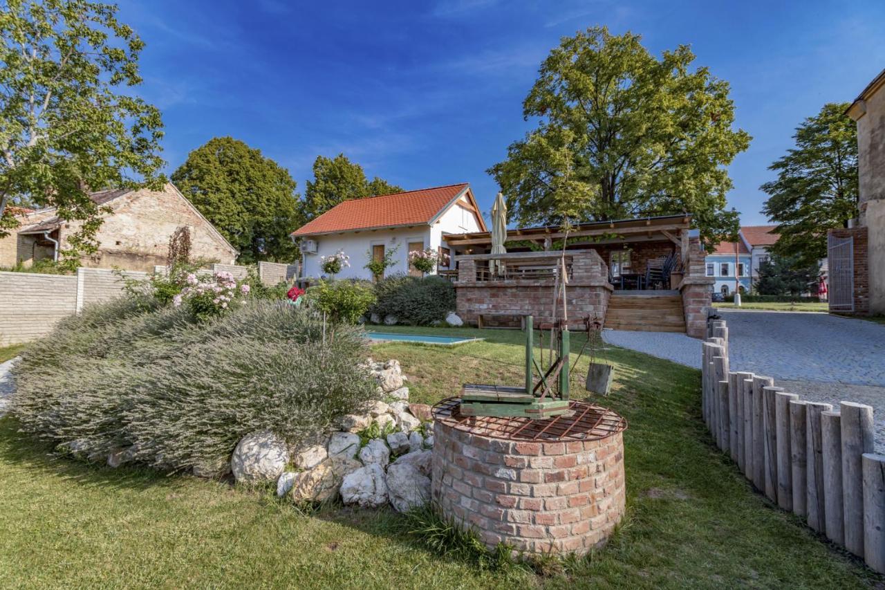 La Bobul Apartments Drnholec Eksteriør billede