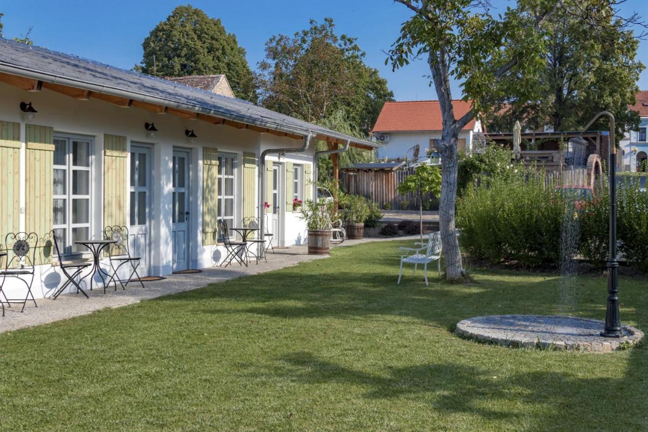 La Bobul Apartments Drnholec Eksteriør billede